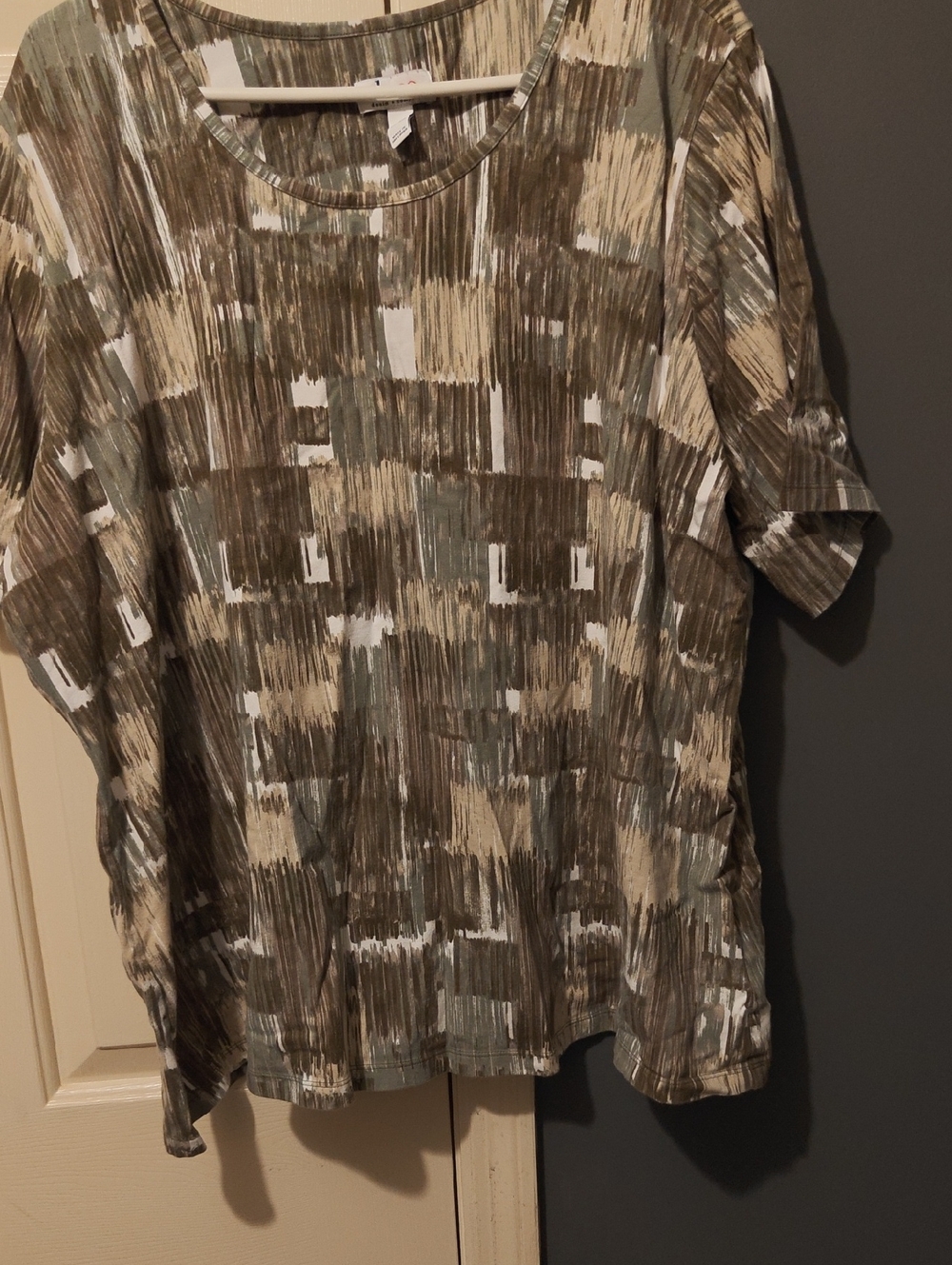 Abstract Brushstroke Short Sleeve Top in Olive and Cream